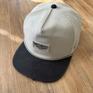 Melin XL gray hat with black brim. Coronado